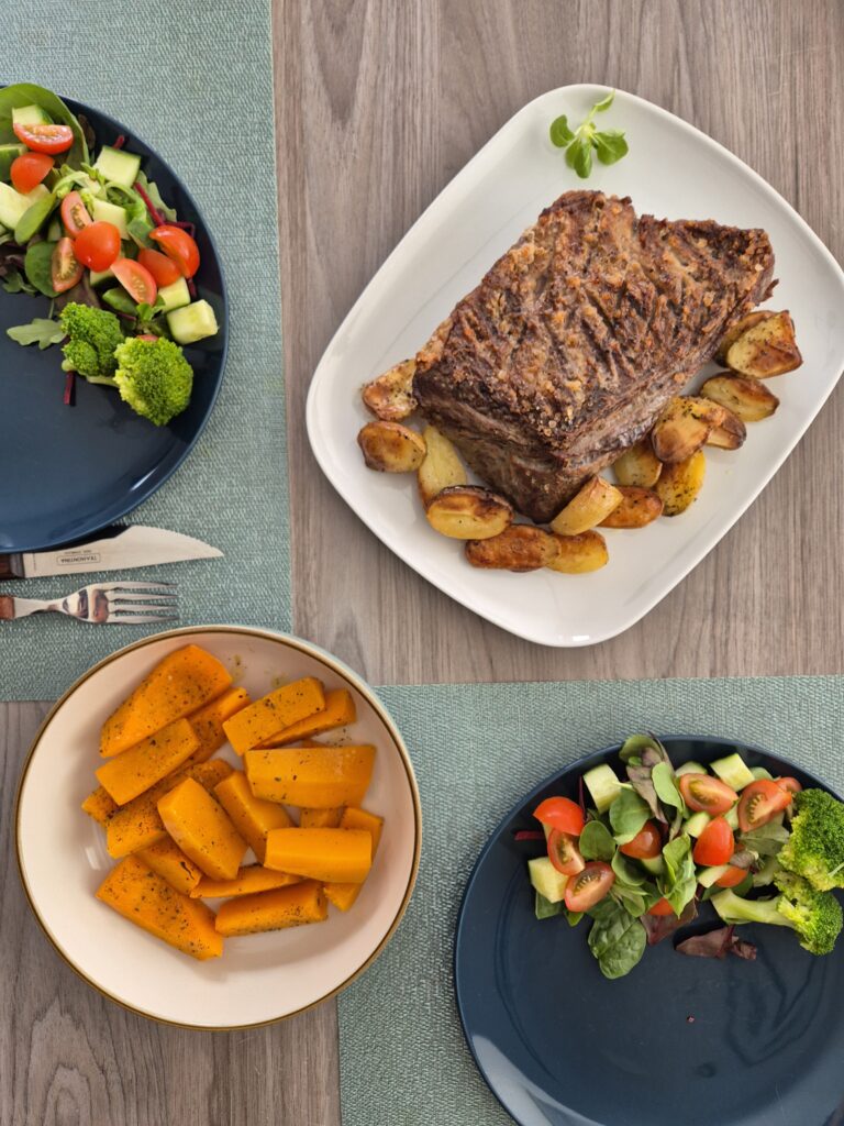 Prato com carne, salada, batata e abóbora utilizado como exemplo de alimentação para emagrecimento feminino.